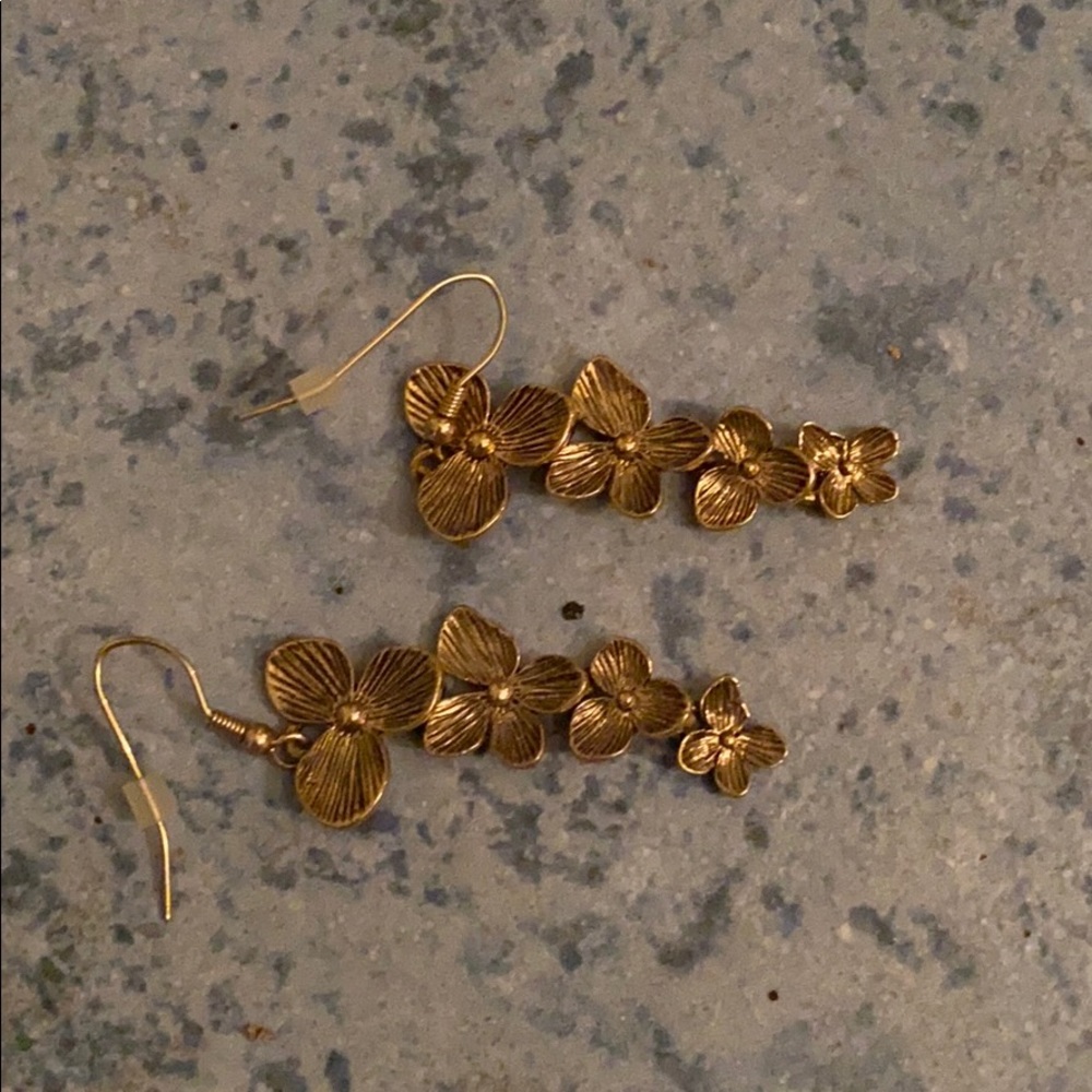 Dangling flower chain earrings